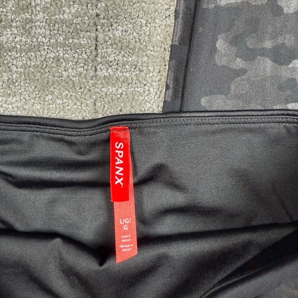 Spanx Black Camo Pull on Shiny Ankle Length Womens Legging Size Lg - Picture 4 of 7